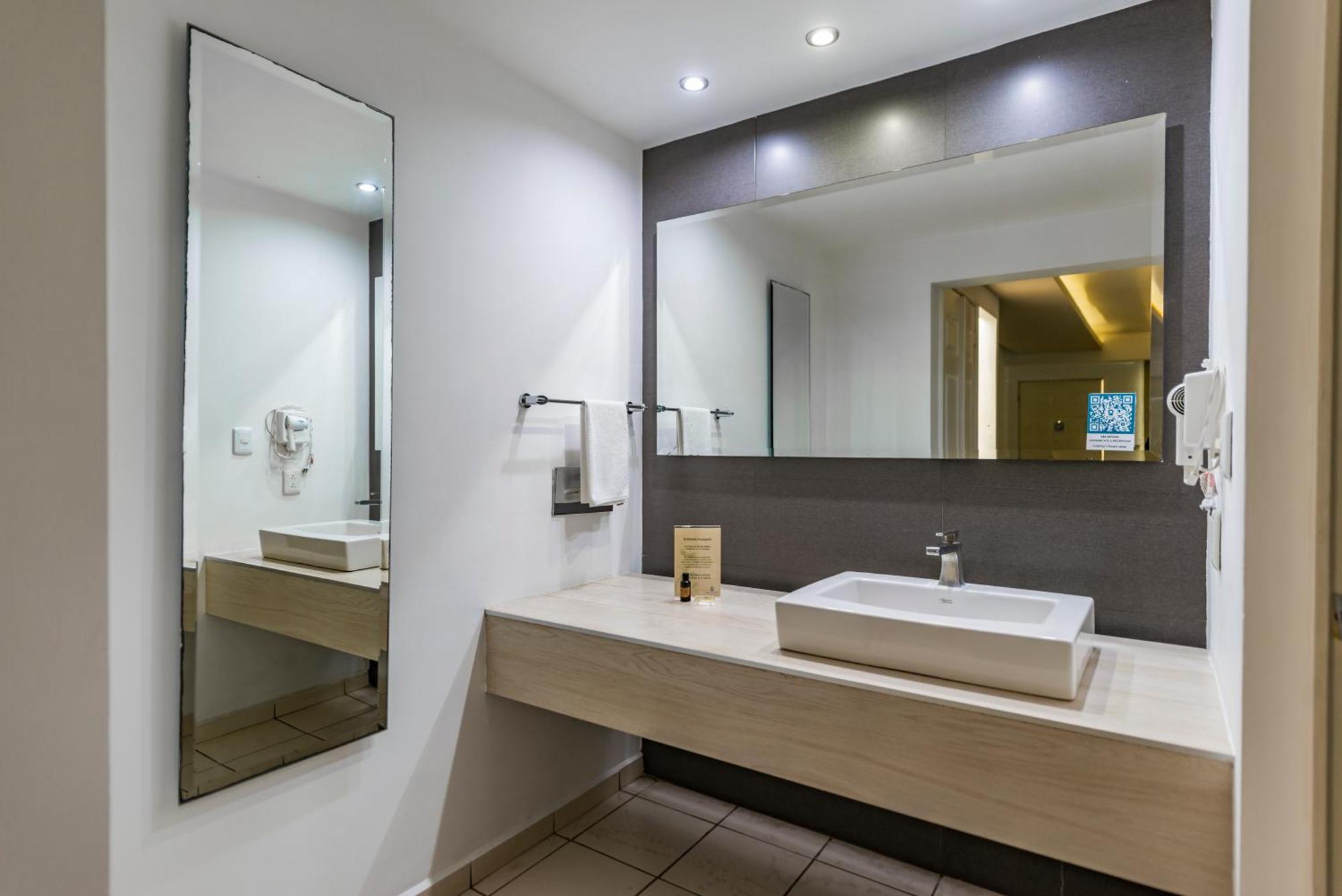 Quinta Dorada Hotel & Suites Saltillo Exteriör bild