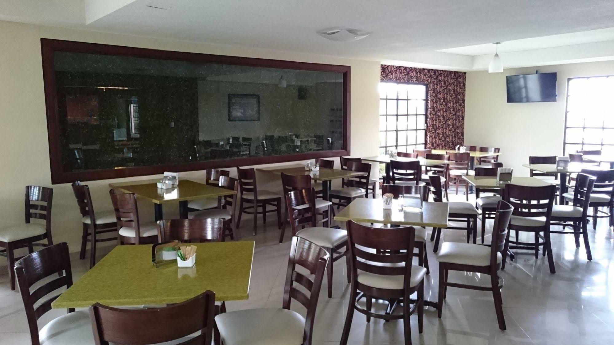 Quinta Dorada Hotel & Suites Saltillo Exteriör bild