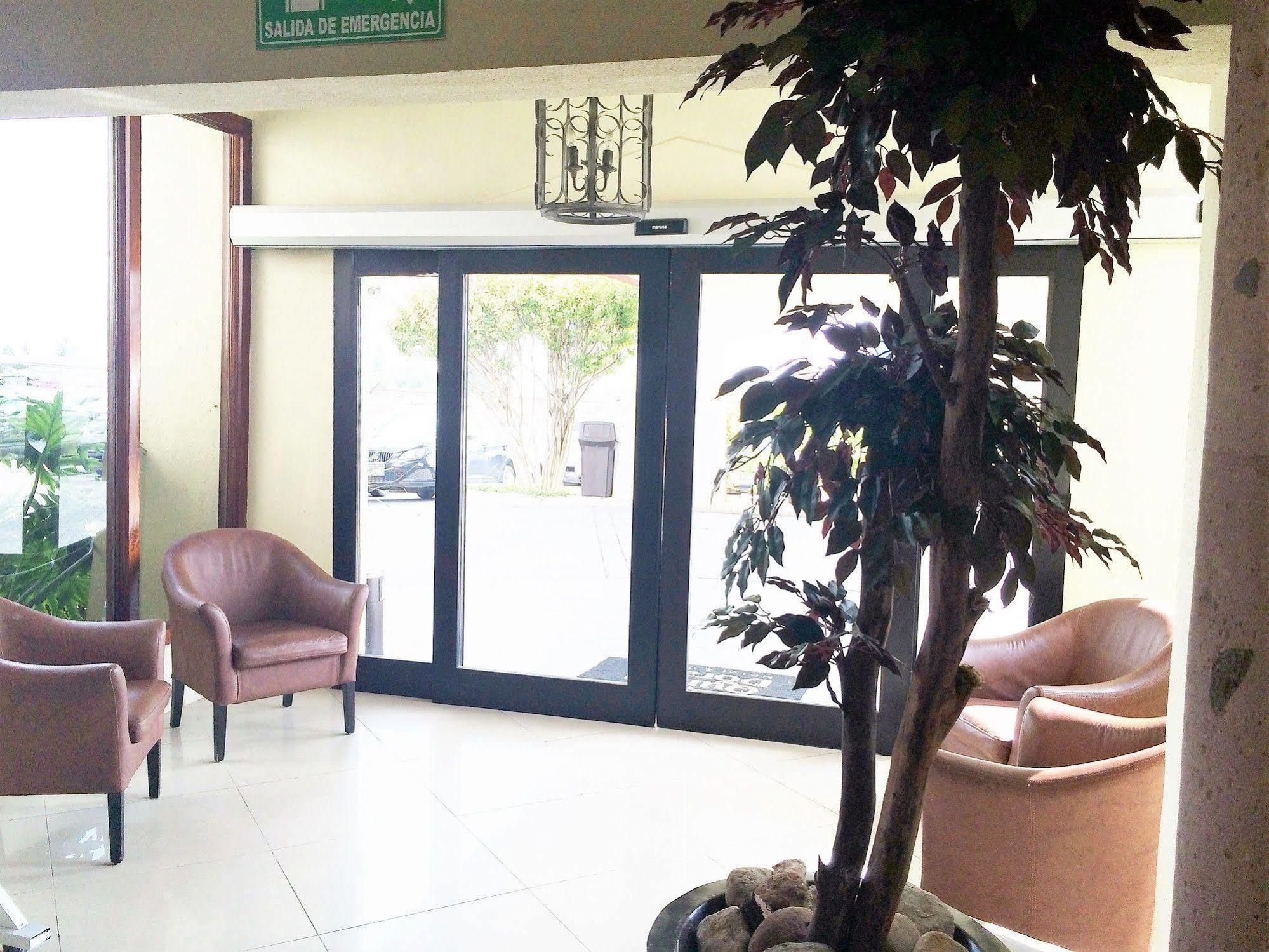 Quinta Dorada Hotel & Suites Saltillo Exteriör bild