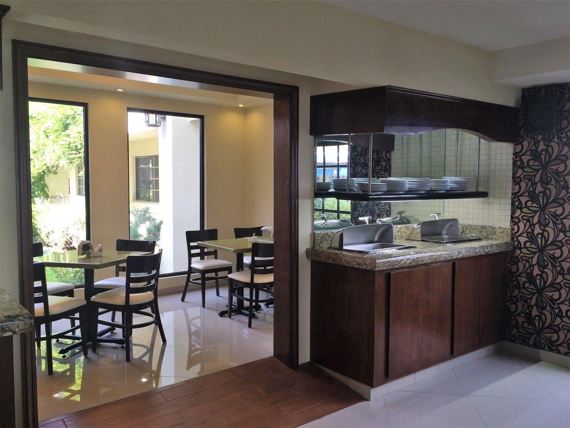 Quinta Dorada Hotel & Suites Saltillo Exteriör bild